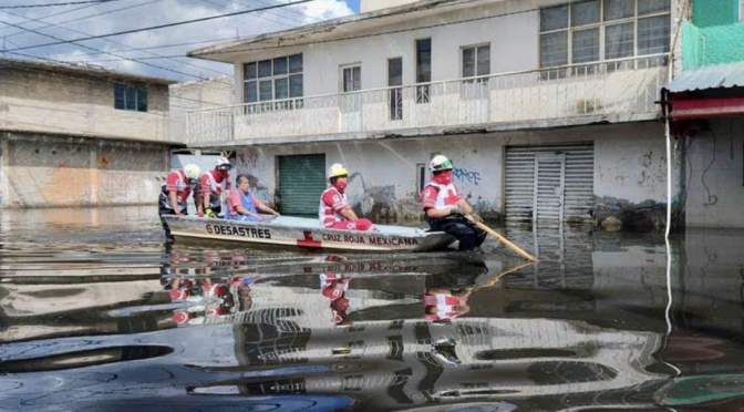 Estado de México – Chalco a 20 días ‘bajo el agua podrida’: En lanchas, rescatan a 64 habitantes para trasladarlos a albergues (El Financiero)